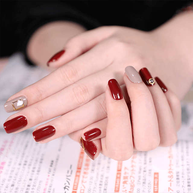 Esmalte de uñas de color blanquecino inodoro para uñas cortas